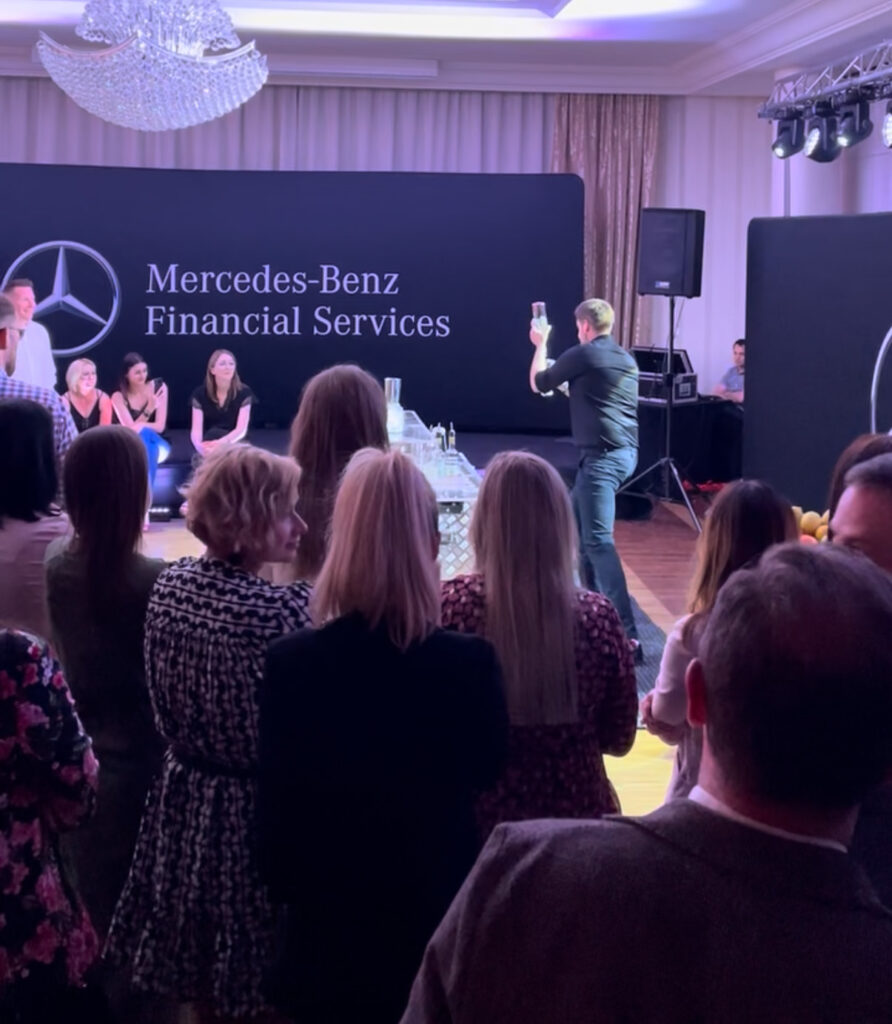 Pokaz barmański Mercedes-Benz
